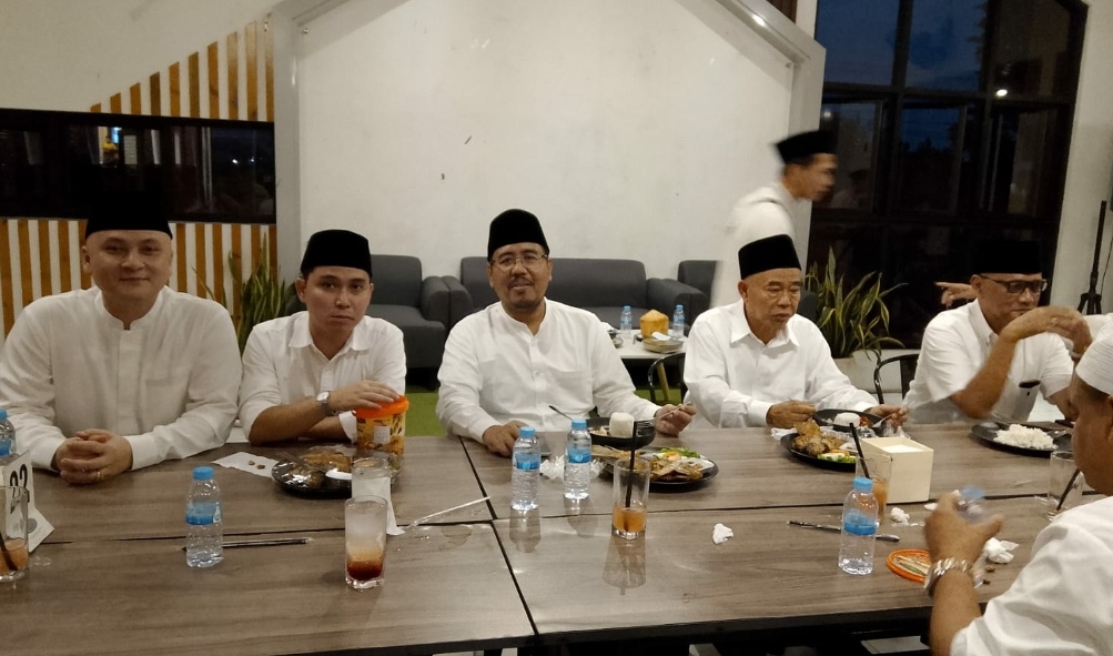 Ketua DPD Gerindra Jawa Timur Anwar Sadad bersama Kiai Asep Saifuddin Chalim dan Gus Barra dal silaturahim dan buka puasa bersama, Jumat (5/4/2024). (Redaksi/kabarterdepan.com)