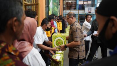 Pj Wali Kota Batu Aries Agung Paewai saat memberikan bingkisan lebaran kepada penjaga sekolah se-Kota Batu, Jumat (5/4/2024). (Yan/kabarterdepan.com)