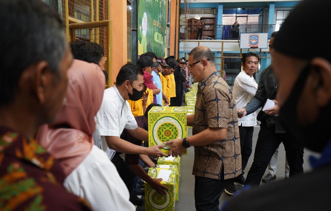 Pj Wali Kota Batu Aries Agung Paewai saat memberikan bingkisan lebaran kepada penjaga sekolah se-Kota Batu, Jumat (5/4/2024). (Yan/kabarterdepan.com) 