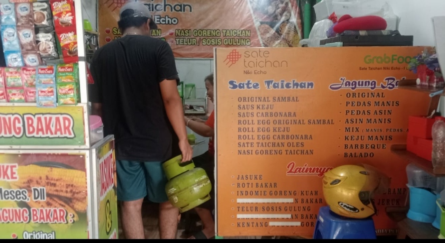 Salah satu pedagang kuliner di Grobogan yang kesulitan mendapatkan LPG 3 kg, (Masrikin/kabarterdepan.com) 