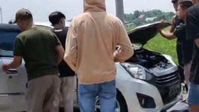 Diduga Mengantuk, Mobil Ayla Terjun ke Saluran Irigasi di Mojokerto
