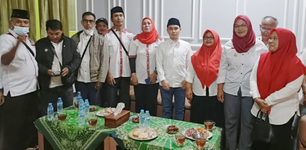 Gus Barra foto bersama pengurus DPD dan DPC Partai Perindo, Sabtu (6/4/2024). (Alief Wahdana/kabarterdepan.com) 