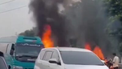 Beberapa kendaraan terbakar dalam Kecelakaan maut di KM 58 Tol Japek, Senin (8/4/2024). (Tangkapan layar X @sutanmangara)