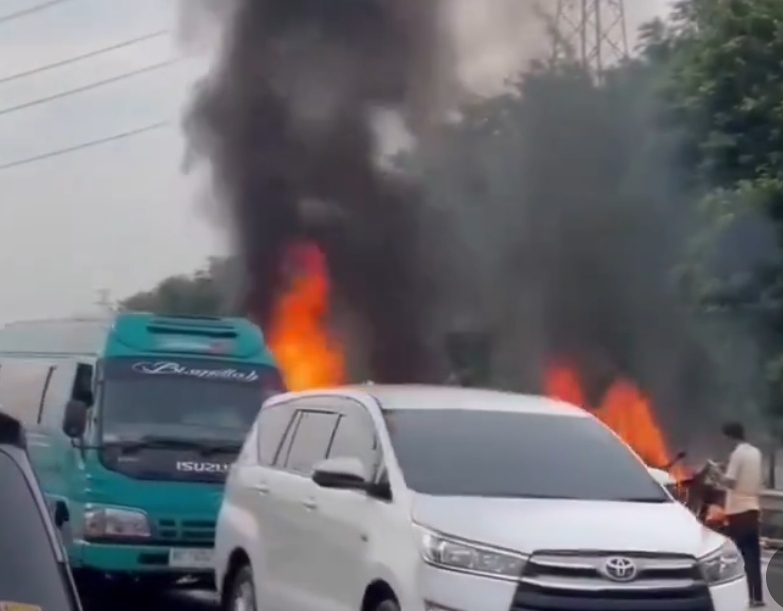 IMG 20240408 183734 1 Beberapa kendaraan terbakar dalam Kecelakaan maut di KM 58 Tol Japek, Senin (8/4/2024). (Tangkapan layar X @sutanmangara)