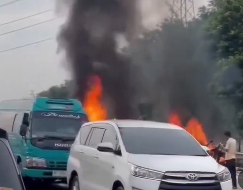 Beberapa kendaraan terbakar dalam Kecelakaan maut di KM 58 Tol Japek, Senin (8/4/2024). (Tangkapan layar X @sutanmangara) 