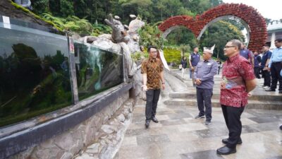 Pj Wali Kota Batu Aries Agung Paewai, saat mengecek destinasi wisata Taman Rekreasi Selecta. (Yan/kabarterdepan.com)