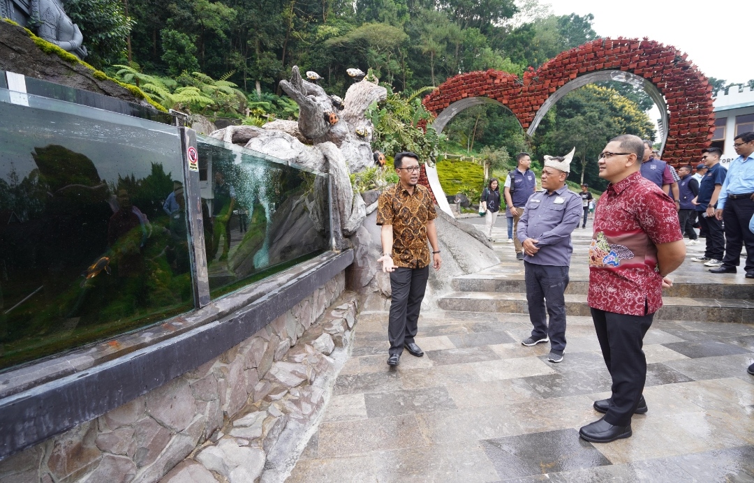 Pj Wali Kota Batu Aries Agung Paewai, saat  mengecek destinasi wisata Taman Rekreasi Selecta. (Yan/kabarterdepan.com) 