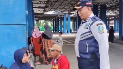 TELANTAR : calon penumpang bus di terminal Kertajaya Kota Mojokerto, Kamis (11/4/2024). (Alief Wahdana/kabarterdepan.com) 