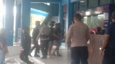 Insiden baku hantam Brimob vs TNI AL di Sorong, Minggu (14/4/2024). (Tangkapan layar video amatir)