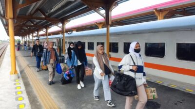 Para penumpang di Stasiun Mojokerto, Senin (15/4/2024). (Alief Wahdana/kabarterdepan.com)