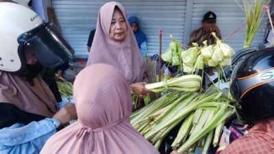 Penjual ketupat di Pasar Tanjung Anyar Kota Mojokerto, Senin (15/4/2024). (Alief Wahdana/kabarterdepan.com)