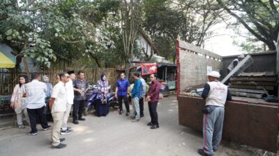 Pj Wali Kota Batu saat meninjau pembongkaran kios pasar relokasi, Selasa (16/5/2024). (Yan/kabarterdepan.com) 