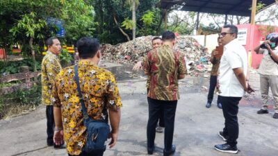 Pj Wali Kota Mojokerto memberikan solusi mengatasi tumpukan sampah, Kamis (18/4/2024). (Alief Wahdana/kabarterdepan.com)