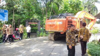 Sejumlah alat berat yang diturunkan untuk mengatasi tumpukan sampah di Kota Mojokerto, Kamis (18/4/2024). (Alief Wahdana/kabarterdepan.com) 