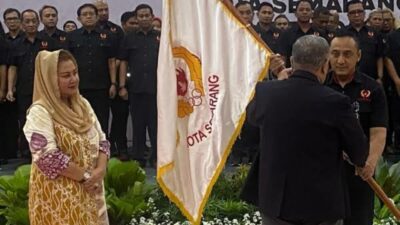 Wali Kota Semarang menyaksikan penyerahan pataka Ketua KONI Jateng pada Ketua KONI Kota Semarang terpilih, Sabtu (20/4/2024). (Ahmad/kabarterdepan.com) 