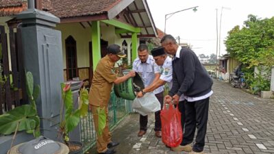 Tak Malu dan jijik, Kades Sumberejo Riyanto bersama para perangkat desa saat memunguti sampah-sampah yang ada di setiap rumah warga. (Yan/kabarterdepan.com)
