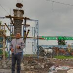 Kadisparta Pemkot Batu, Arief As Siddiq, saat sesi foto dengan background pembangunan Tugu Perjuangan Kebudayaan Arjuna Sakti di samping Gedung Kesenian Arjuna Wiwaha. (Yan/kabarterdepan.com)