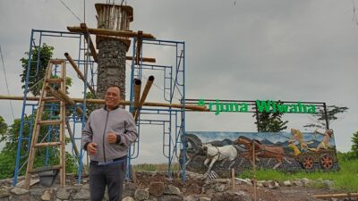 Kadisparta Pemkot Batu, Arief As Siddiq, saat sesi foto dengan background pembangunan Tugu Perjuangan Kebudayaan Arjuna Sakti di samping Gedung Kesenian Arjuna Wiwaha. (Yan/kabarterdepan.com)