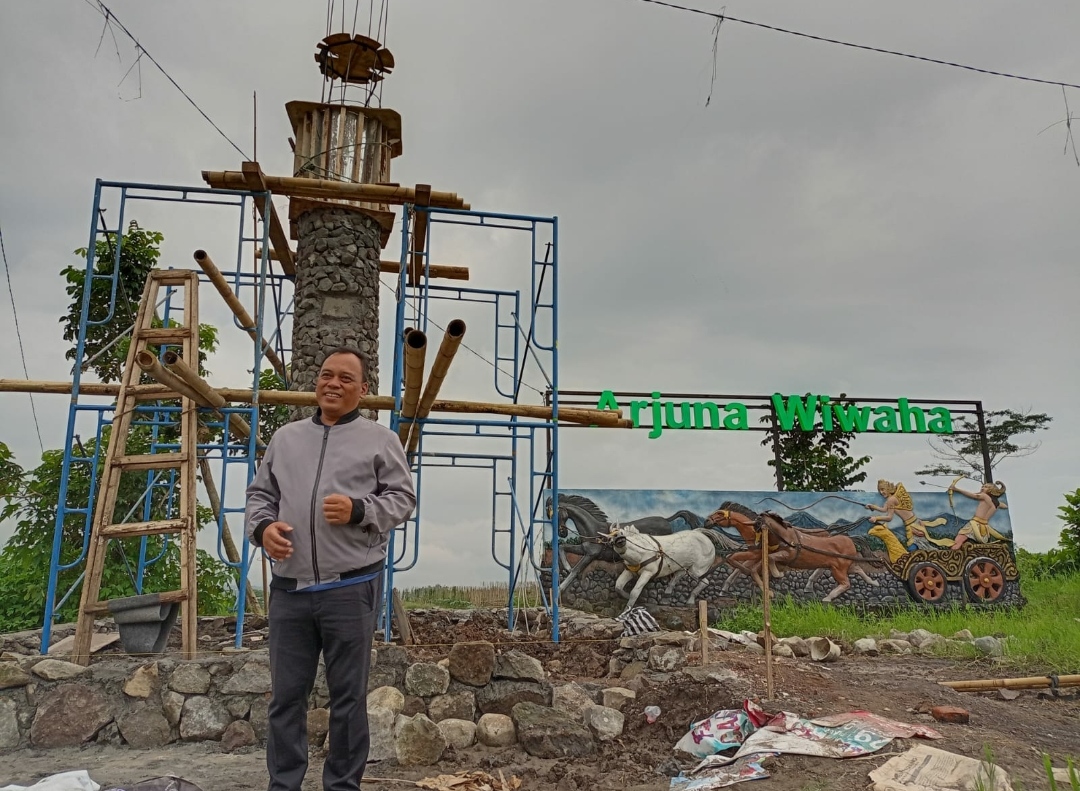 Kadisparta Pemkot Batu, Arief As Siddiq, saat sesi foto dengan background pembangunan Tugu Perjuangan Kebudayaan Arjuna Sakti di samping Gedung Kesenian Arjuna Wiwaha. (Yan/kabarterdepan.com) 