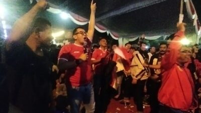 Semangat Pj Wali Kota Mojokerto memberikan dukungan untuk Timnas Indonesia U-23. (Redaksi/kabarterdepan.com) 