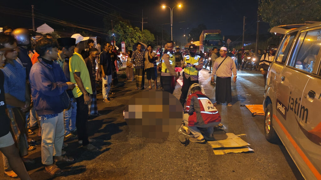 Petugas PMI saat mengevakuasi korban yang tergeletak di tengah jalan (Dokumentasi PMI Kabupaten Mojokerto)