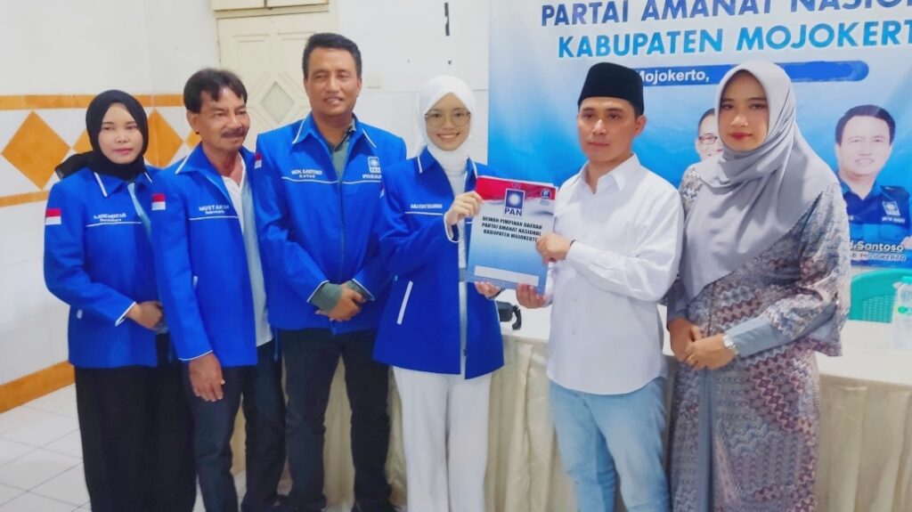 Gus Barra dan istri foto bersama dengan pengurus DPD PAN Kabupaten Mojokerto, Minggu (28/4/2024). (Alief Wahdana/kabarterdepan.com)