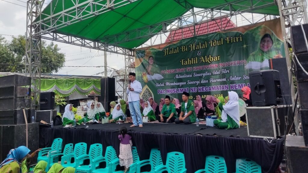 Gus Barra sataemberikan sambutan di halal bihalal PC Muslimat NU Kabupaten Mojokerto, Minggu (28/4/2024). (Alief Wahdana/kabarterdepan.com)