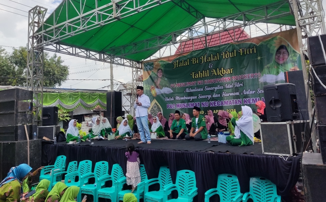 Gus Barra sataemberikan sambutan di halal bihalal PC Muslimat NU Kabupaten Mojokerto, Minggu (28/4/2024). (Alief Wahdana/kabarterdepan.com)