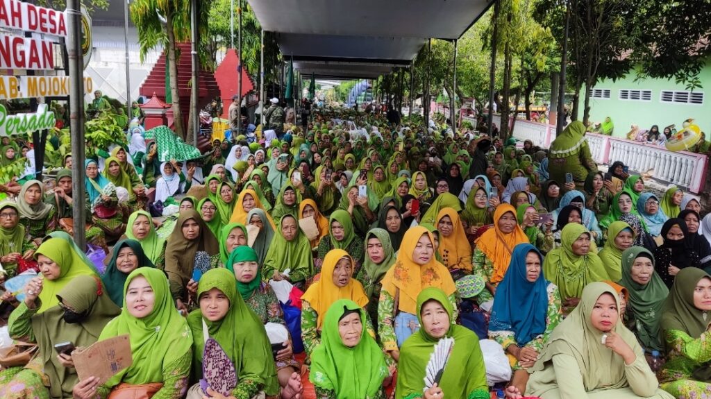 Ribuan anggota PC Muslimat NU Kabupaten Mojokerto. (Alief Wahdana/kabarterdepan.com) 