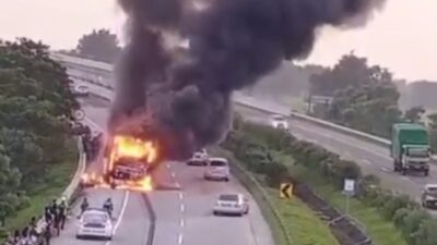 Kondisi bus yang terbakar (Andy / Kabarterdepan.com)