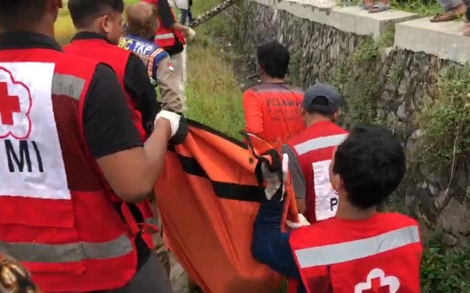 Jenazah korban saat di evakuasi sejumlah relawan dan warga (Andy / Kabarterdepan.com)