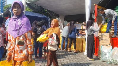 Warga Antusias Menyambut Pasar Murah di Sidoarjo