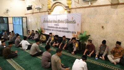 Pererat Kekeluargaan, Pj Wali Kota Mojokerto Salat Tarawih Bareng Polres Mojokerto Kota