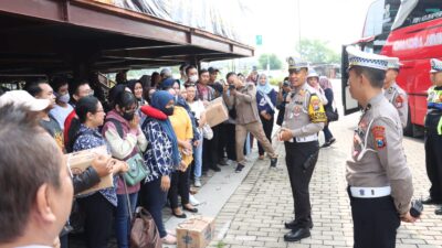 Polres Mojokerto Kota Berangkatkan Mudik Gratis, Hemat Ongkos Warga