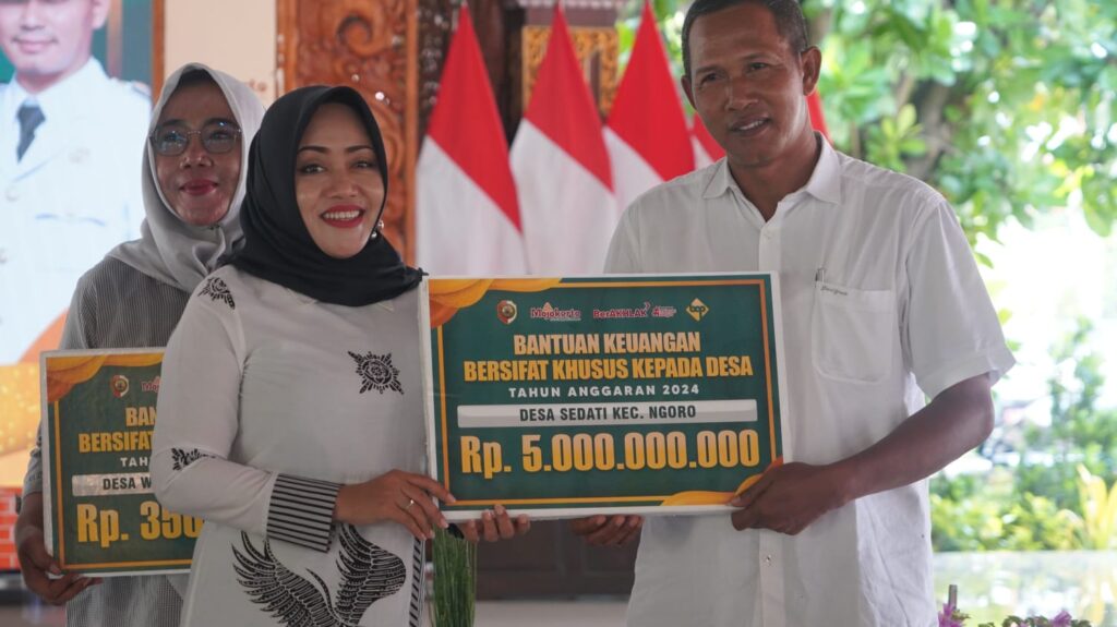 Kepada 156 Desa, Bupati Mojokerto Serahkan Bantuan Keuangan Rp 71,2 Miliar