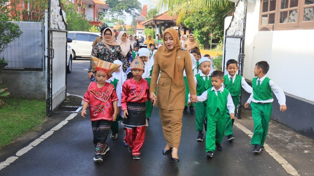 Sapa Bunda, Bupati Mojokerto Perkenalkan Profesi Pemimpin Daerah kepada Siswa TK