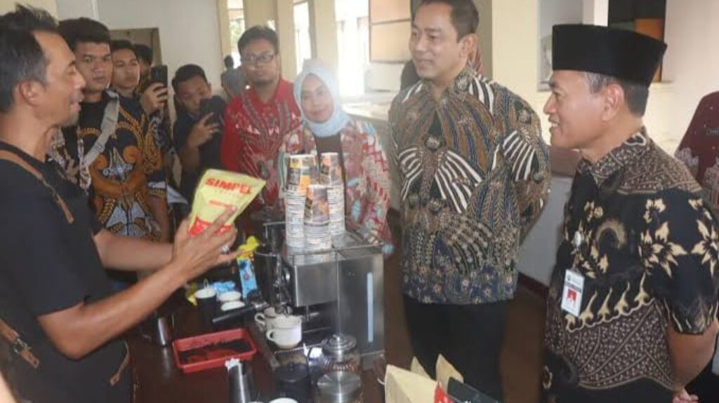 Hendrar Pribadi berdialog dengan slaah satu pelaku UMKM di Jawa Tengah, Rabu (1/5/2024). (Ahmad/kabarterdepan.com)