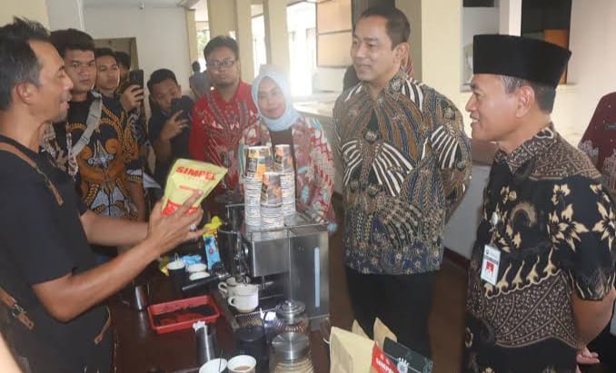Hendrar Pribadi berdialog dengan slaah satu pelaku UMKM di Jawa Tengah, Rabu (1/5/2024). (Ahmad/kabarterdepan.com)