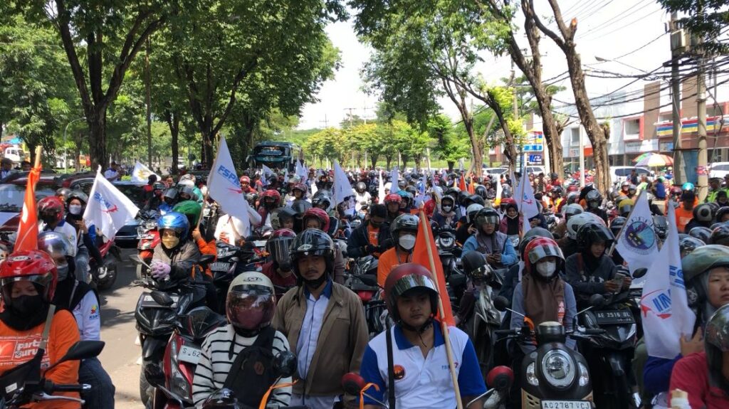 Ribuan massa hendak berangkat ke Grahadi Surabaya (Andy / Kabarterdepan.com)