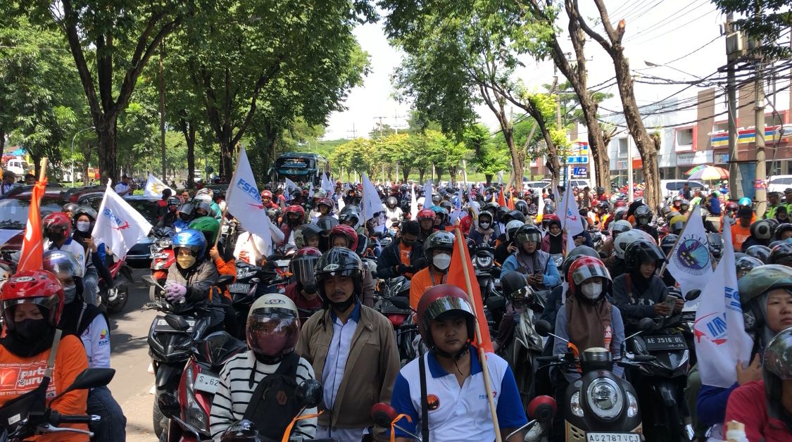 Ribuan massa hendak berangkat ke Grahadi Surabaya (Andy / Kabarterdepan.com)