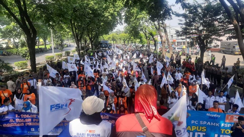 Puluhan ribu buruh NIP berangkat ikut demo Mau Day di Surabaya, Rabu (1/5/2024). (Alief Wahdana/kabarterdepan.com) 