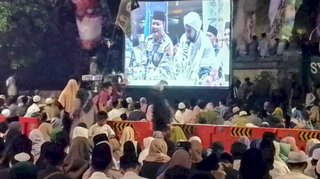 Antusias warga Jawa Tengah berselawat bersama Habib Syech di Mapolda Jateng, Rabu (1/5/2024) malam. (Ahmad/kabarterdepan.com) 
