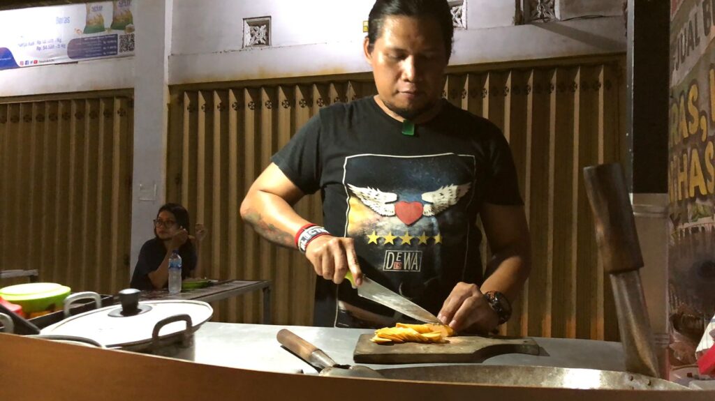 Penjual nasi goreng nyentrik di Mojosari saat melayani pembeli (Andy / Kabarterdepan.com)