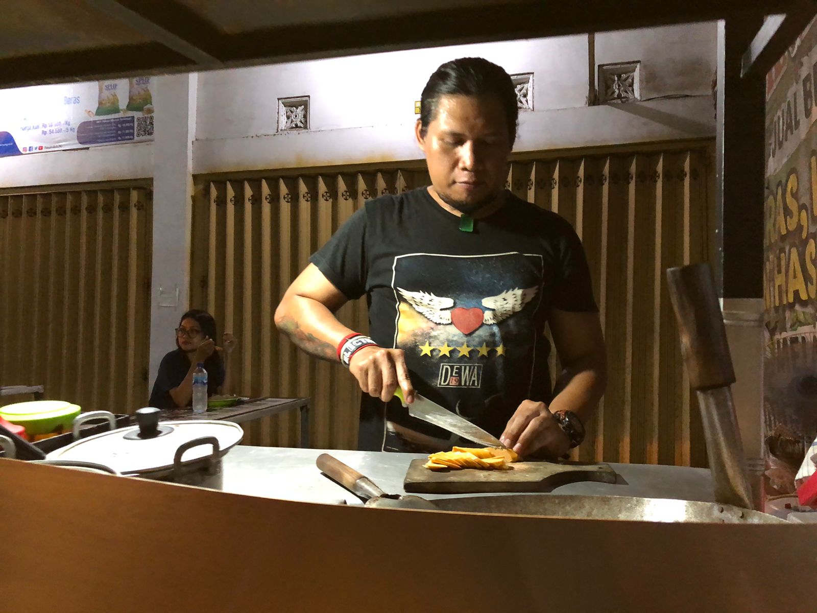 Penjual nasi goreng nyentrik di Mojosari saat melayani pembeli (Andy / Kabarterdepan.com)