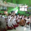 Peringati Hardiknas, Anggota Sat Binmas Polresta Sidoarjo Edukasi Pelajar dari Bahaya Sosmed