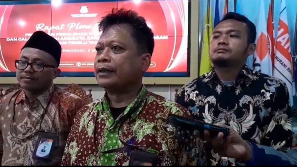 Ketua KPU Grobogan Agung Sutopo saat memberikan keterangan kepada media, Kamis (2/5/2024). (Masrikin/kabarterdepan.com)