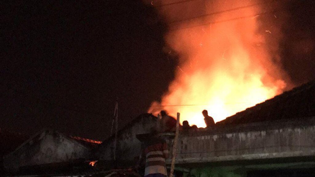 Api membakar 2 rumah di Trowulan, Mojokerto. (Redaksi/Kabarterdepan.com)