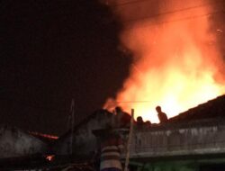 Diduga Korsleting Listrik, 2 Rumah di Trowulan Mojokerto Ludes Terbakar