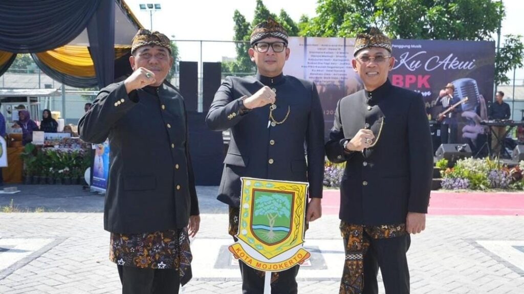 Pj Wali Kota Mojokerto, Moh Ali Kuncoro didampingi Sekdakot dan Ketua DPRD Kota Mojokerto. (Diskominfo Kota Mojokerto)