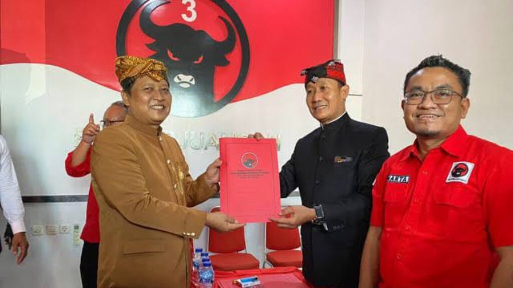 Supriyadi (kiri) mengambil formulir pendaftaran bakal calon Wali Kota Semarang di kantor PDIP, Jumat (3/5/2024). (Ahmad/kabarterdepan.com)
